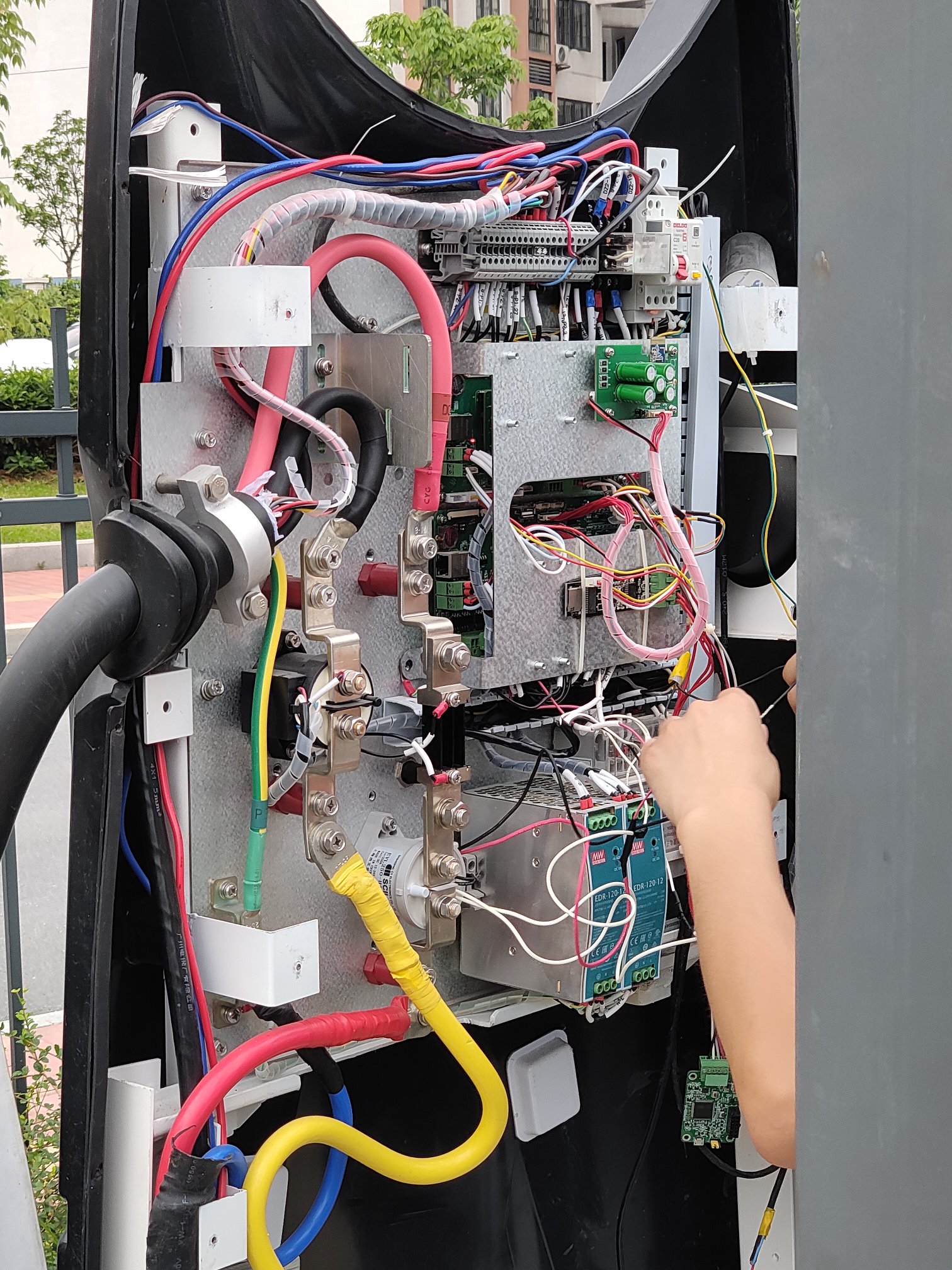 来看看充电桩内部