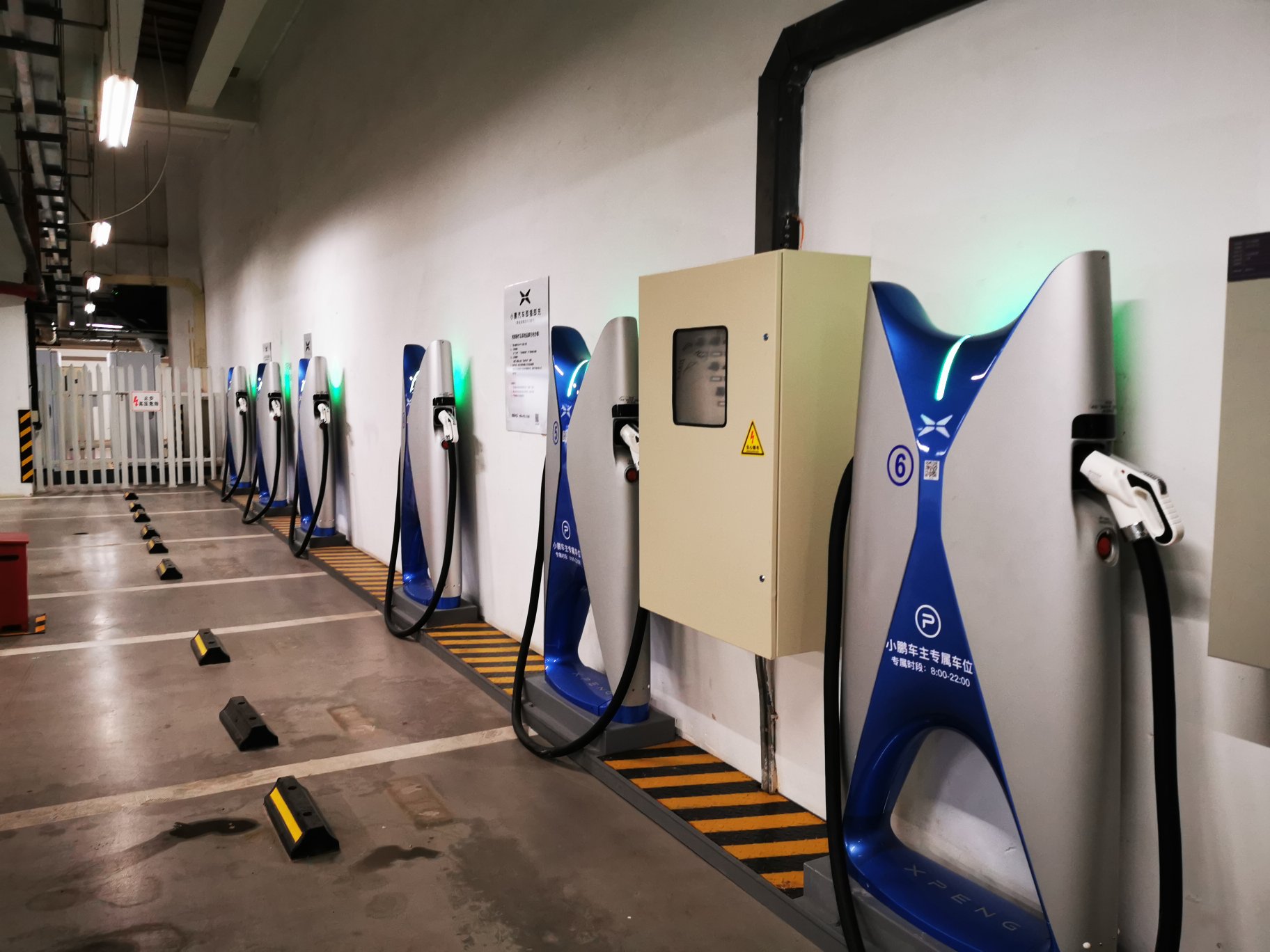 小鹏专属充电桩,很给