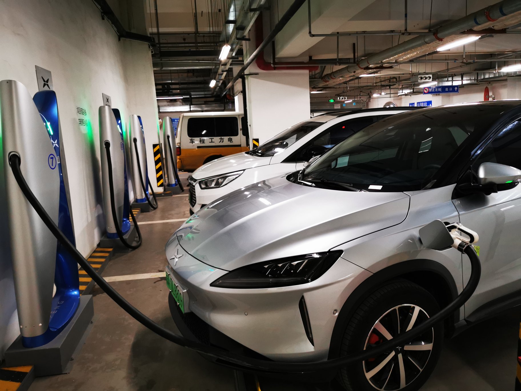 小鹏专属充电桩,很给