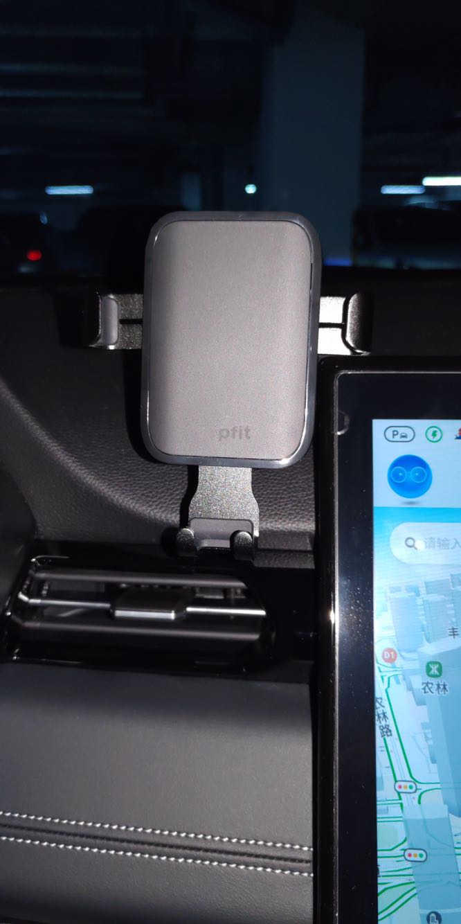 一个手机支架解决,一个手机储物盒解决:门禁卡没地方放,别的车有专门