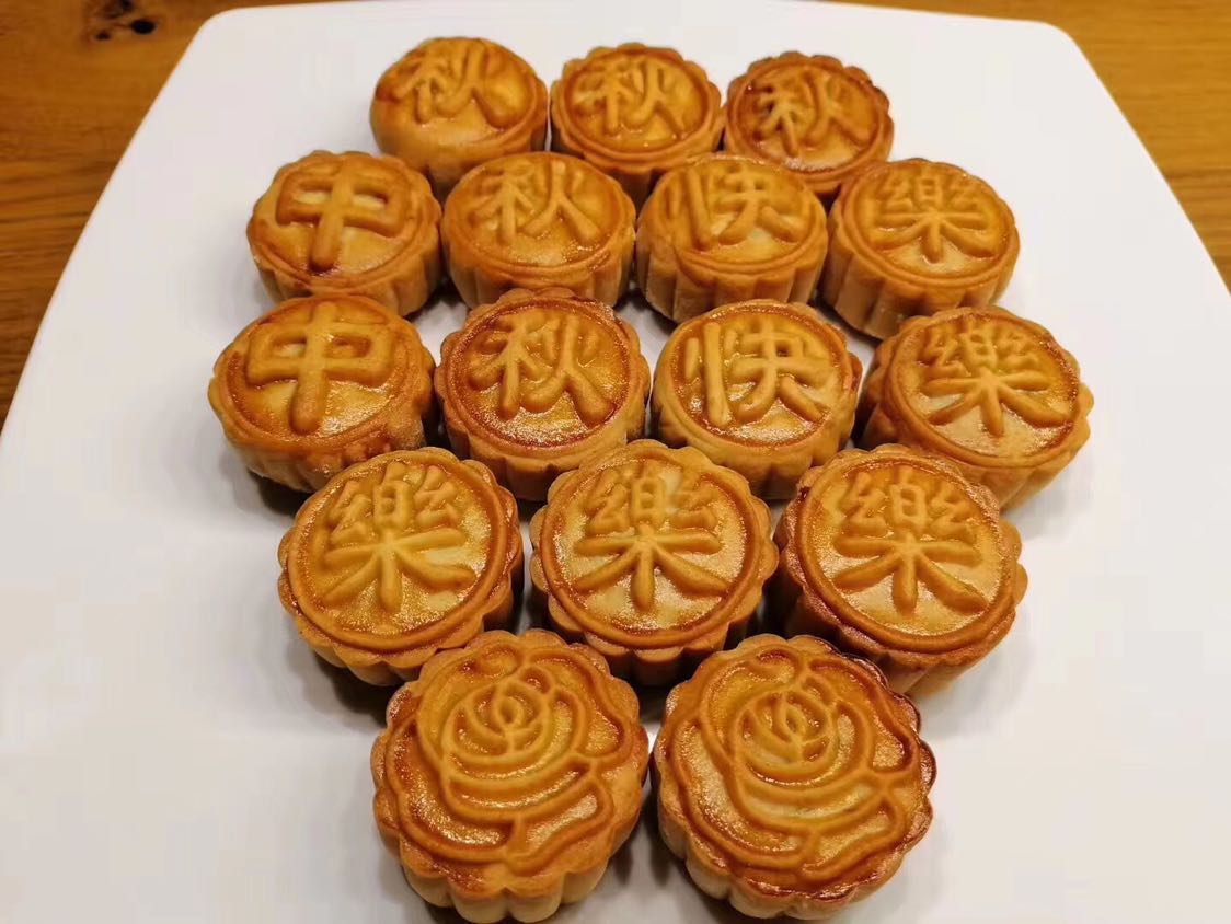 "#这就是月饼##鹏客大v# 祝鹏友们中秋佳节快乐 万事顺心 事事如意